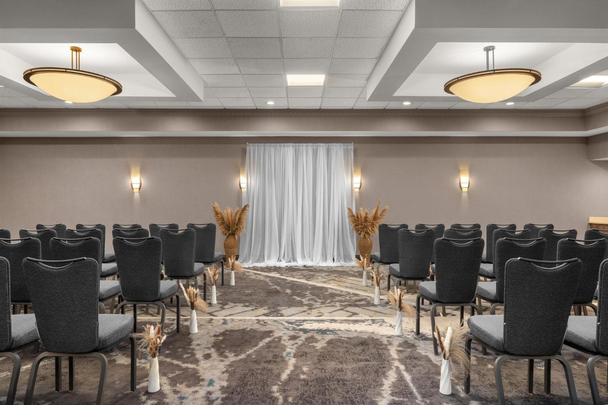 Holiday Inn Dubuque/Galena By Ihg Exteriör bild