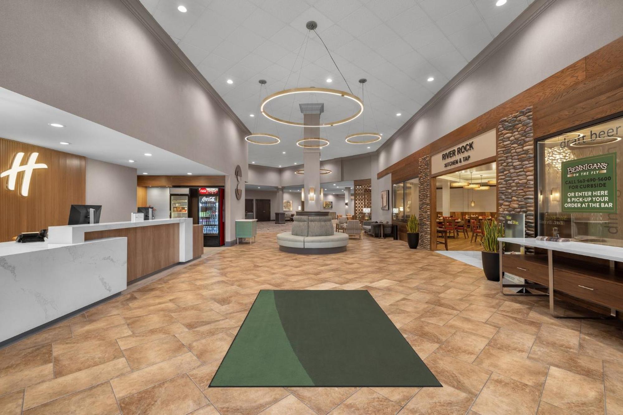 Holiday Inn Dubuque/Galena By Ihg Exteriör bild